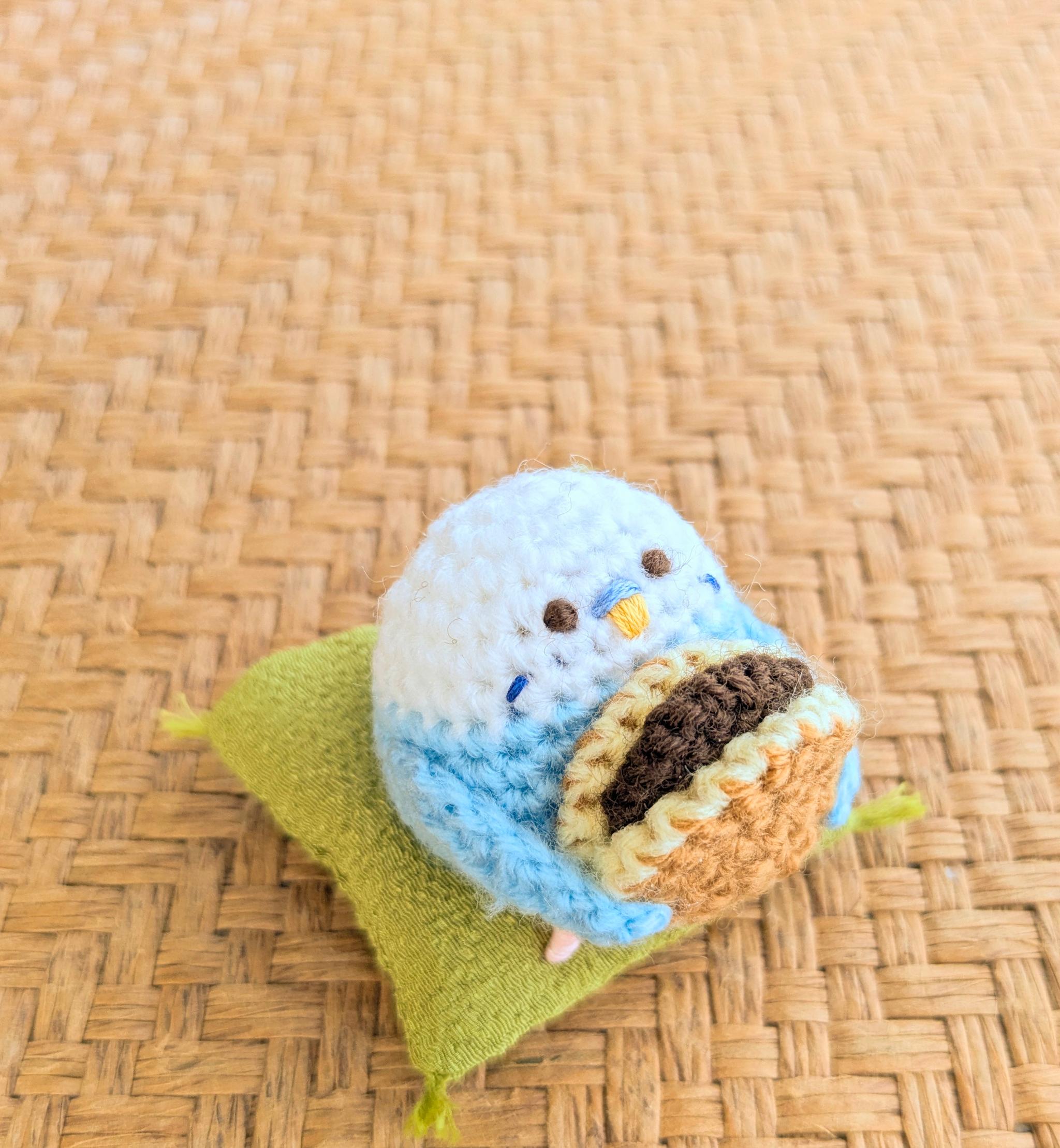 【受注制作】どら焼き大好き♡セキセイインコちゃんのあみぐるみ1枚目の画像