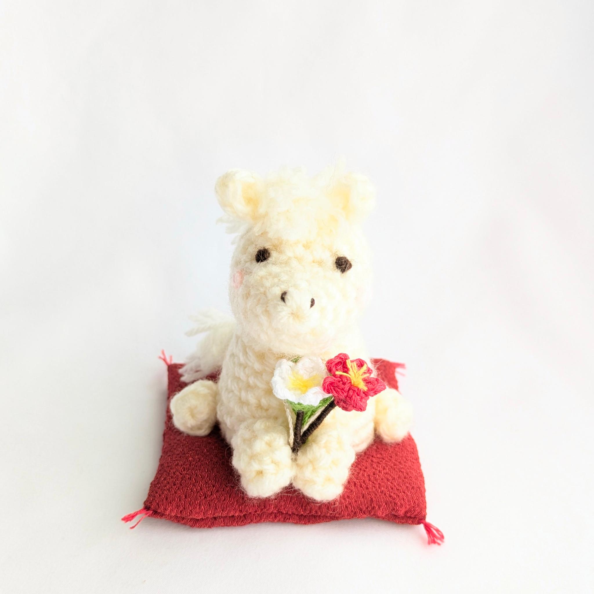 【受注制作】座布団付き干支の置物(白うまさん)1枚目の画像