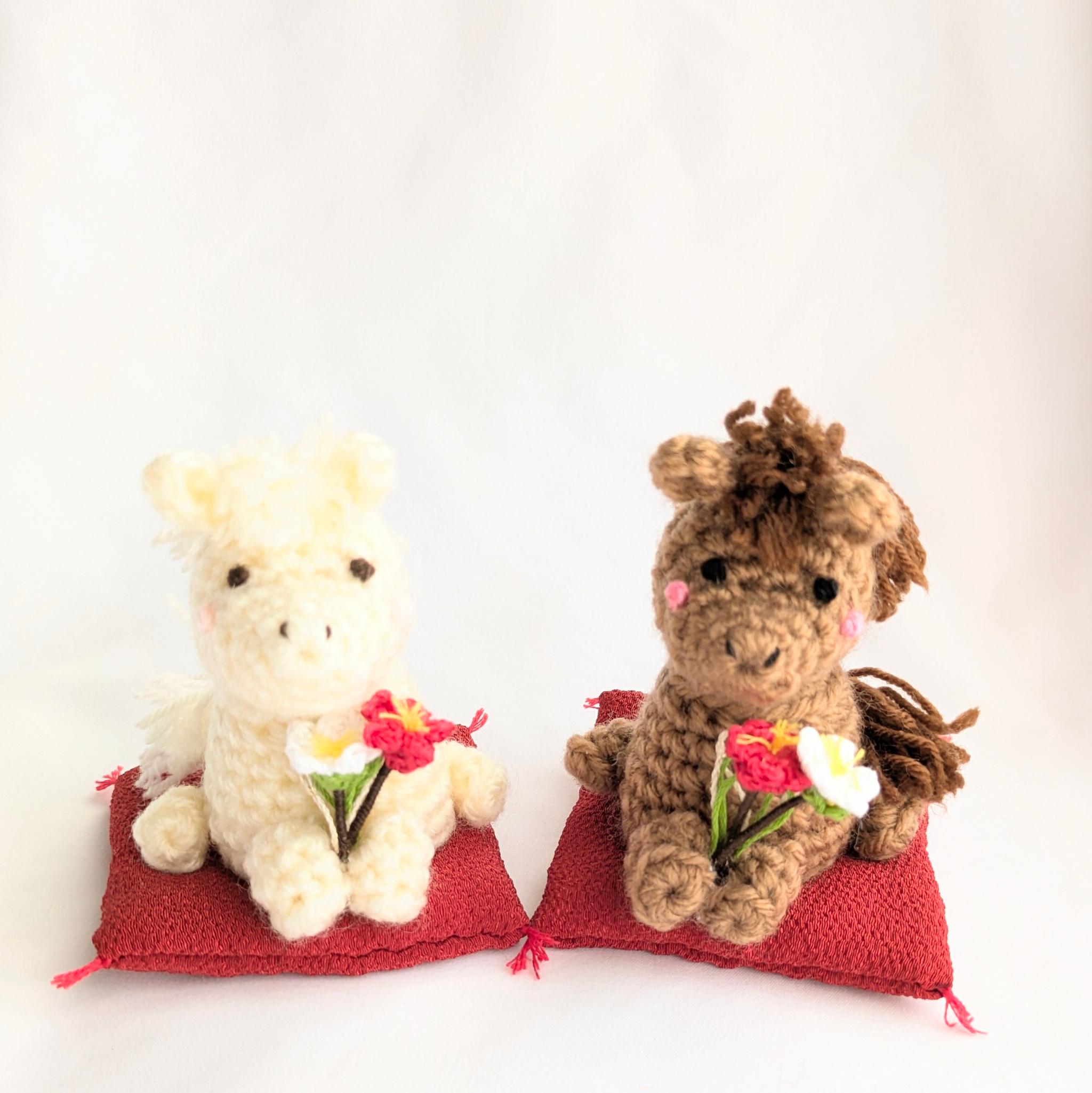 ☆セット割☆【受注制作】座布団付き干支の置物(白・茶うまさんのセット)1枚目の画像